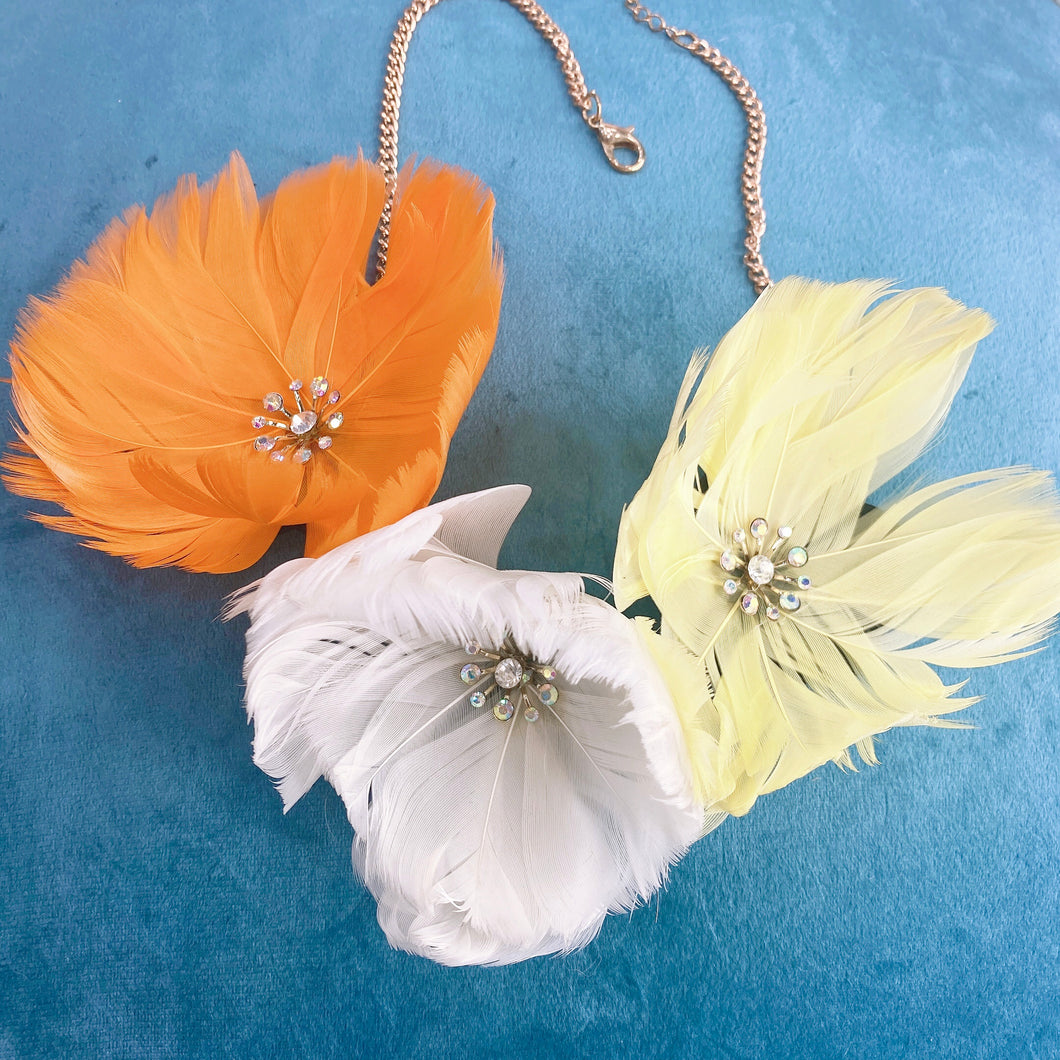 Collana con fiori tricolori