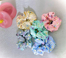 Carica l&#39;immagine nel visualizzatore di Gallery, Capelli scrunchies
